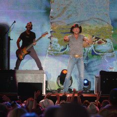 Tim McGraw has Tahoe fans everywhere he points.