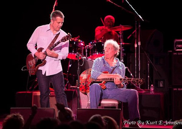 Bob Welsh and Elvin Bishop play guitars at Harrah's Lake Tahoe on Saturday night.
